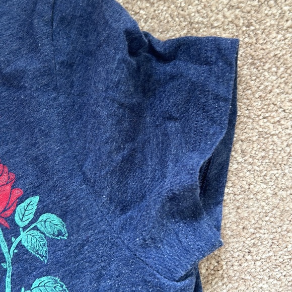 Free State blue tshirt rose motif - rosebud vine on left corner - Picture 7 of 13
